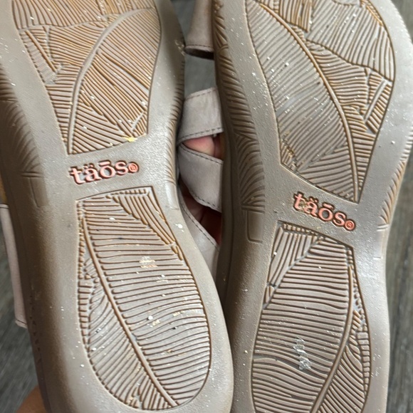 Ladies size 9 taos sandals - Picture 8 of 8